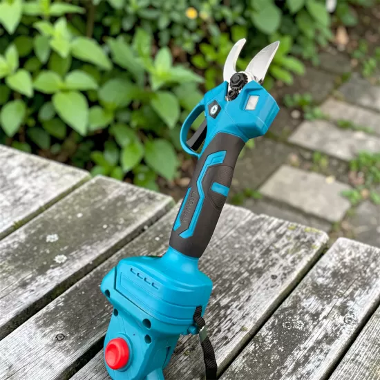 Set unelte gradina Taiga 3 In 1 cu 2 acumulatori 36 V 8 Ah – foarfeca electrica, mini drujba cu ungere automata și tija telescopica, lame rezerva pentru foarfeca