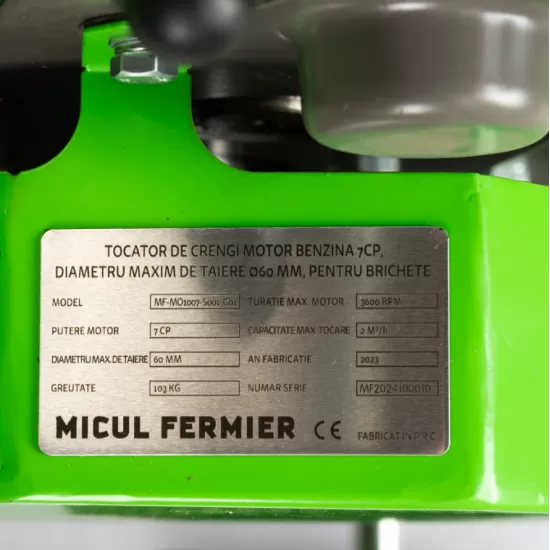 Tocator de crengi Micul Fermier, motor benzina 7CP, 80mm diametru maxim de taiere, pentru brichete Tocator de crengi Micul Fermier, motor benzina 7CP, 80mm diametru maxim de taiere, pentru brichete