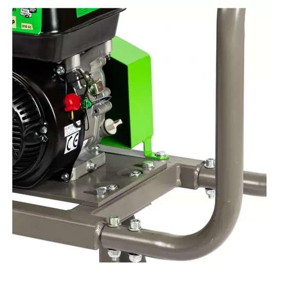 Tocator de crengi Micul Fermier, motor benzina 7 CP, 60 mm diametru maxim de taiere, pentru brichete Tocator de crengi Micul Fermier, motor benzina 7 CP, 60 mm diametru maxim de taiere, pentru brichete