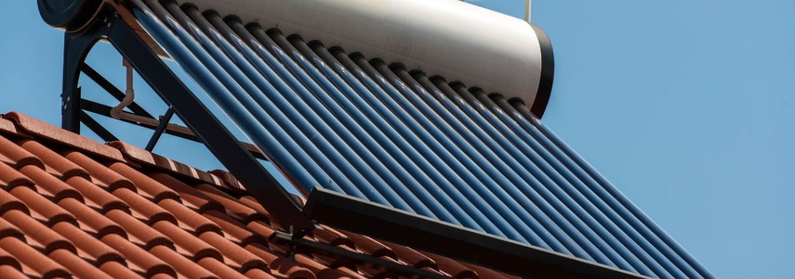 Panou solar presurizat vs. nepresurizat - definitie, functionare, diferenta dintre cele doua tipuri si nivel de eficienta in functie de nevoi sau zona